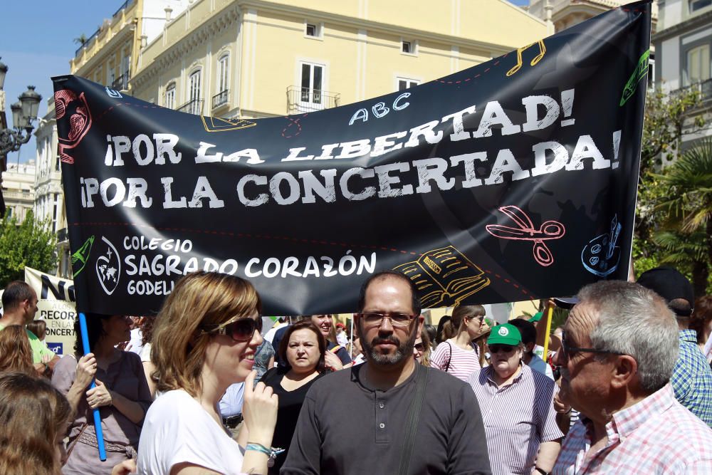 Cientos de alicantinos, en la protesta contra Marzà en Valencia