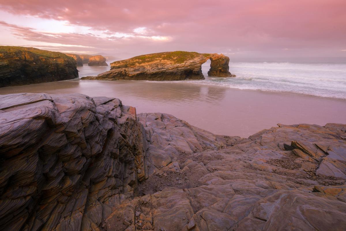 Cielo rosado en Playa de Las Catedrales