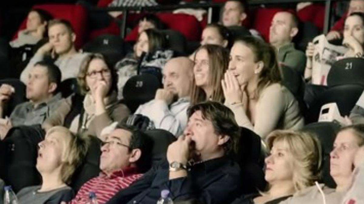 El moment en què es projecta el vídeo de la petició de casament de Gabriela a Gemma.