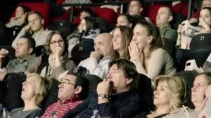 El moment en què es projecta el vídeo de la petició de casament de Gabriela a Gemma.