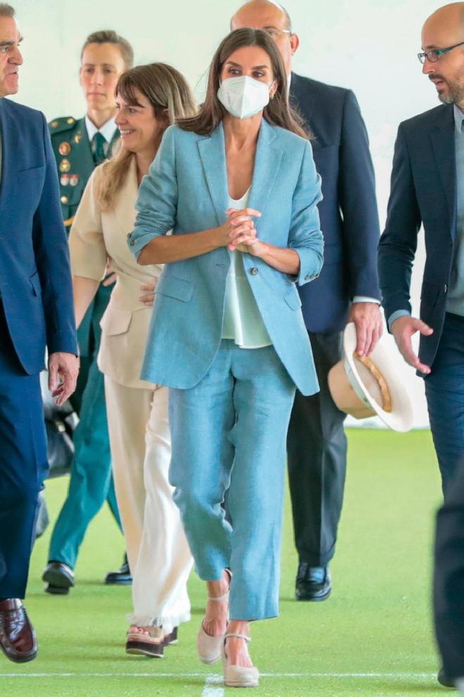 El look de la reina Letizia, con traje de lino de Adolfo Domínguez en su vuelta al trabajo tras pasar el Covid