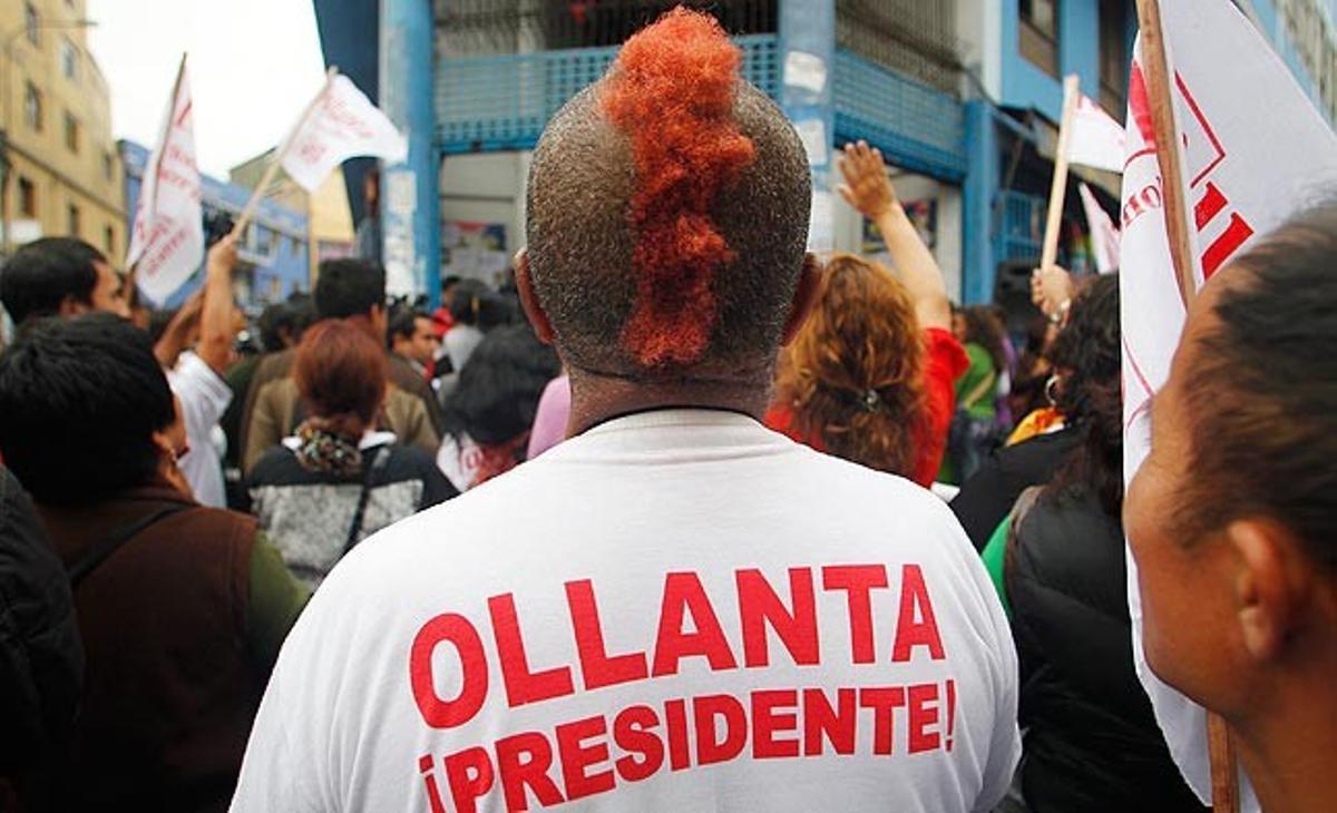 Un simpatitzant del candidat presidencial Ollanta Humala en un míting al centre de Lima (Perú) aquest dilluns, quan falten dues setmanes per les votacions.