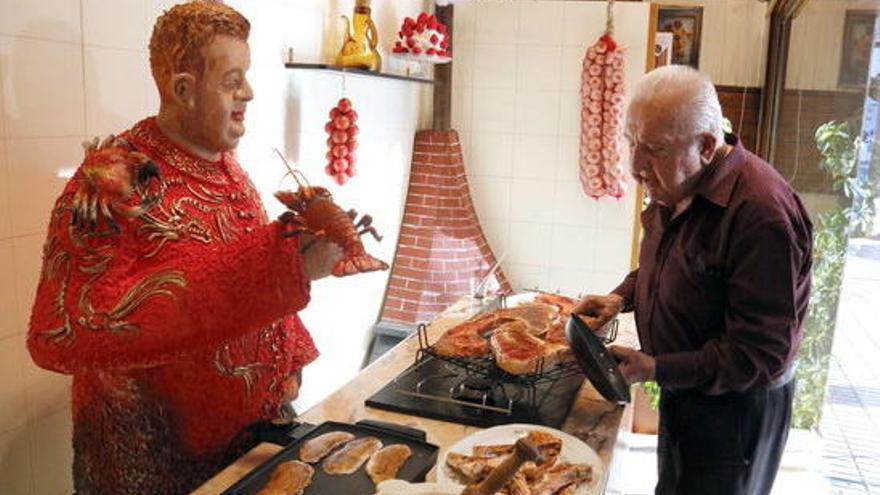 Lluís Muixí fa els últims retocs a la mona del Chicote.