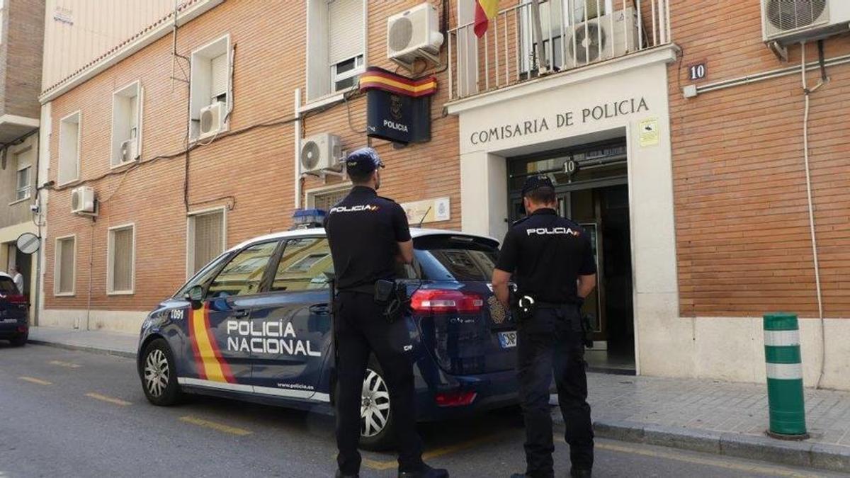 Dos agentes en la comisaría de Alcoy, en imagen de archivo.