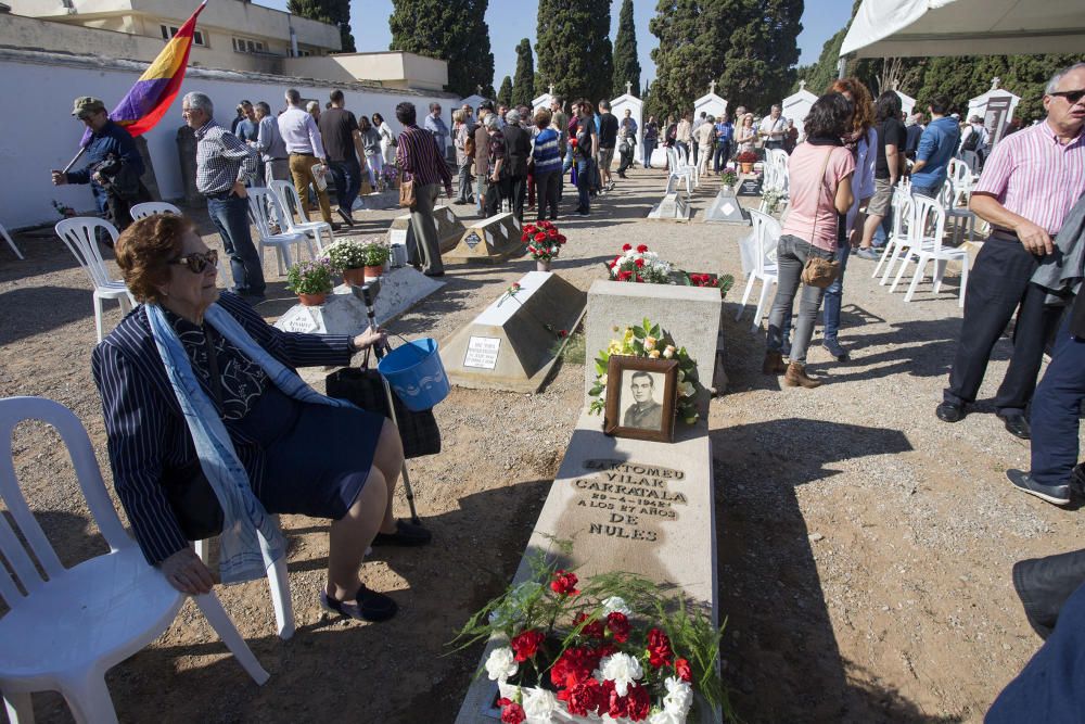 Homenaje a los difuntos en el cementerio de Castelló