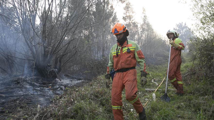 El fuego llega a la comarca de Avilés y se adentra en la Plata (Castrillón)