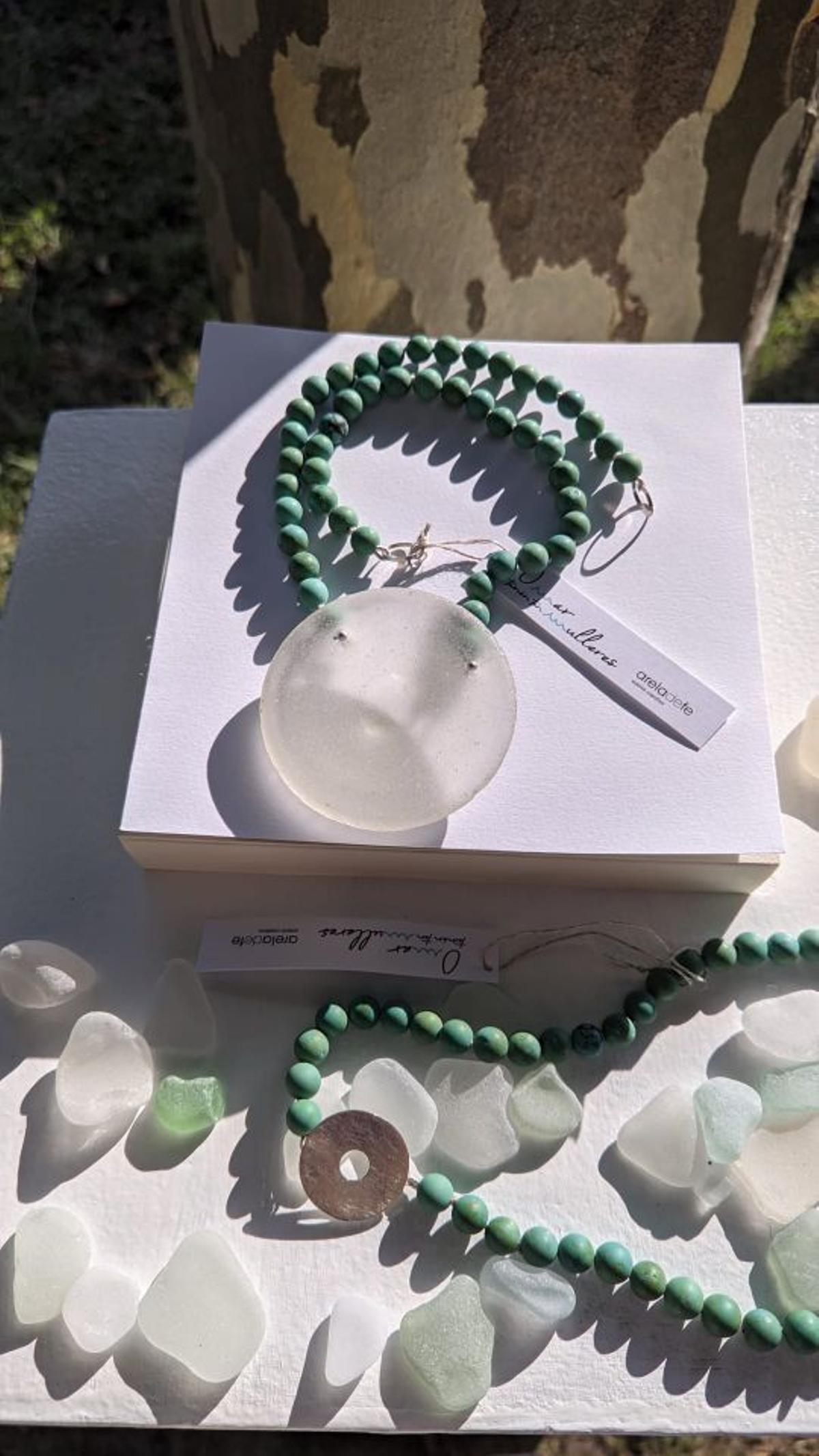 Las creaciones de Fe combinan la plata y el oro con conchas, perlas, piedras naturales o gemas.