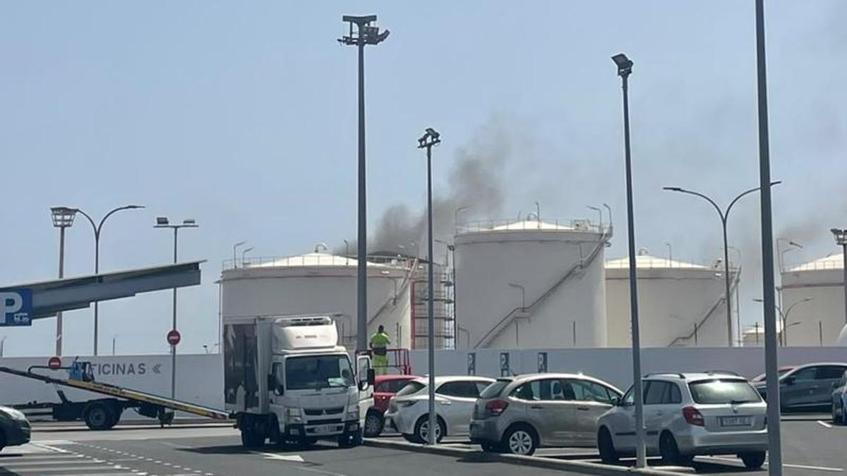 Equipos de emergencia llegando al polígono de Salinetas