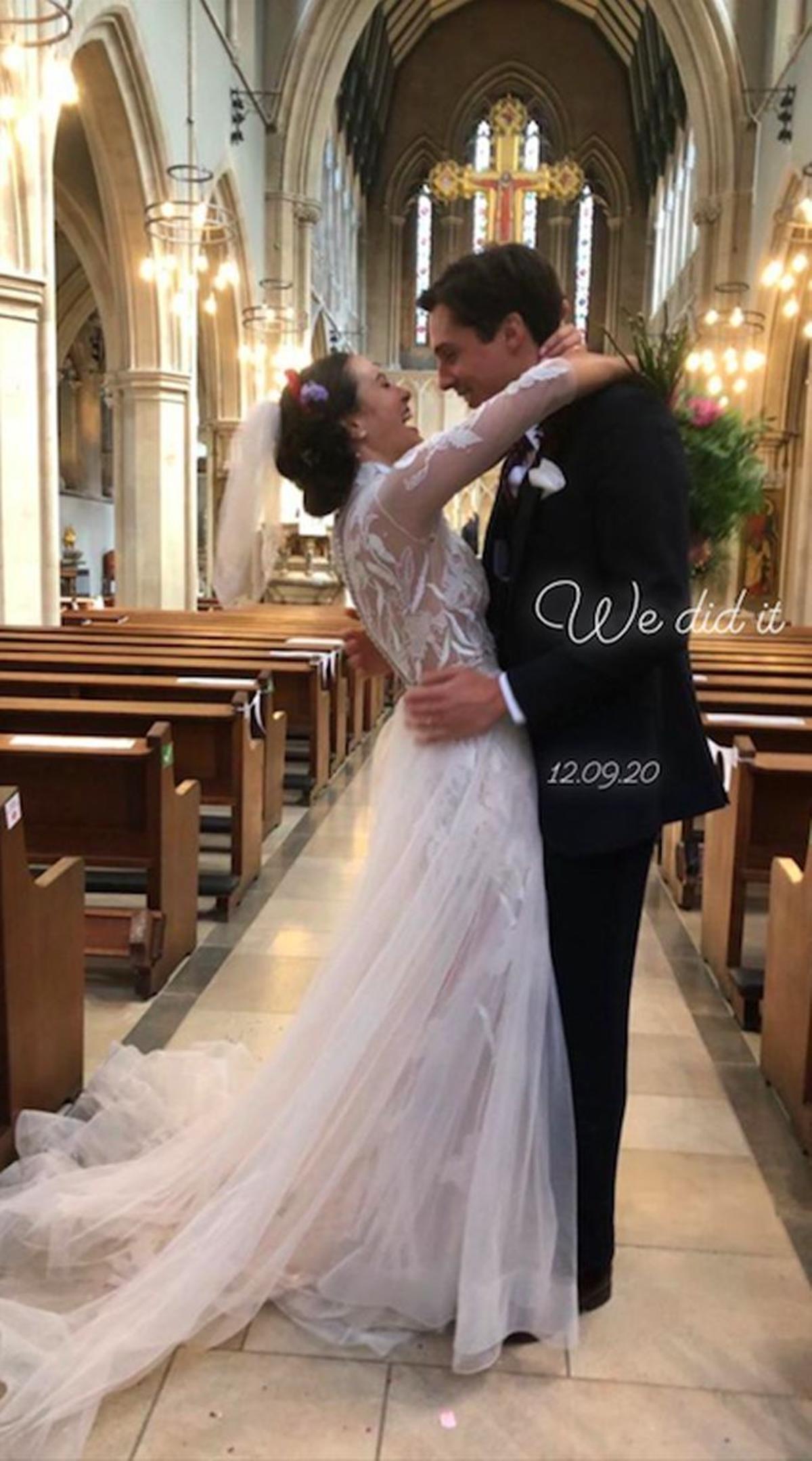 Jessica Brown Findlay y su marido Ziggy Heath en la iglesia