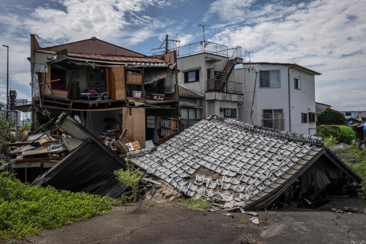 Una casa se derrumbó en la prefectura de Yatsushiro, Kumamoto, el 29 de julio de 2026, después de que un terremoto sacudió el suroeste de Japón el día anterior. (Foto de Yuichi YAMAZAKI / AFP)