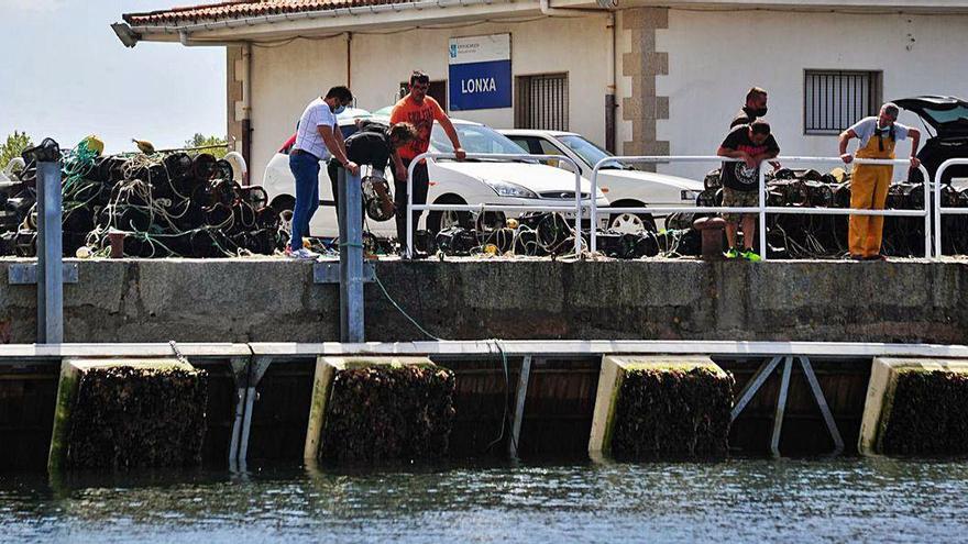 Nasas y aparejos en el mar por el golpe en un pantalán en Vilaxoán