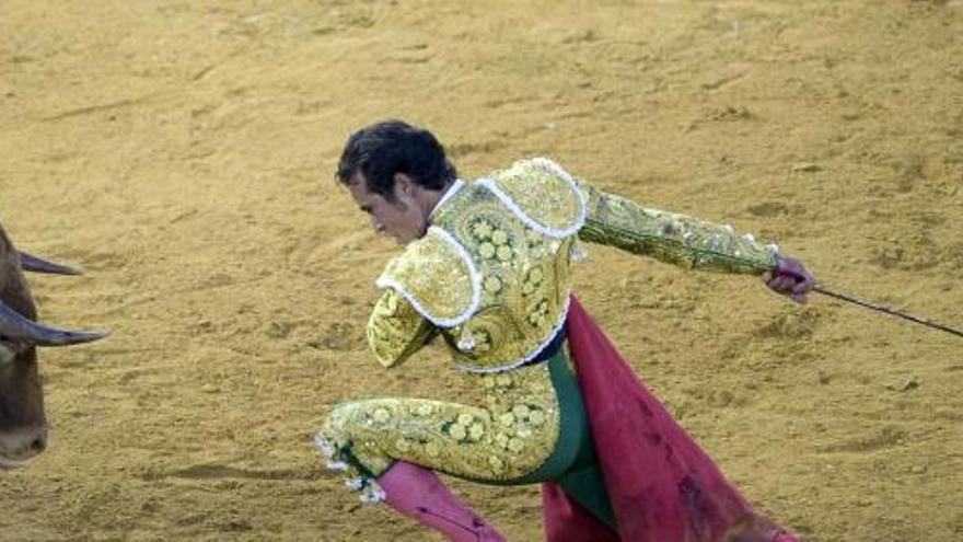 El diestro César Jiménez desafía a uno de los toros de su lote.