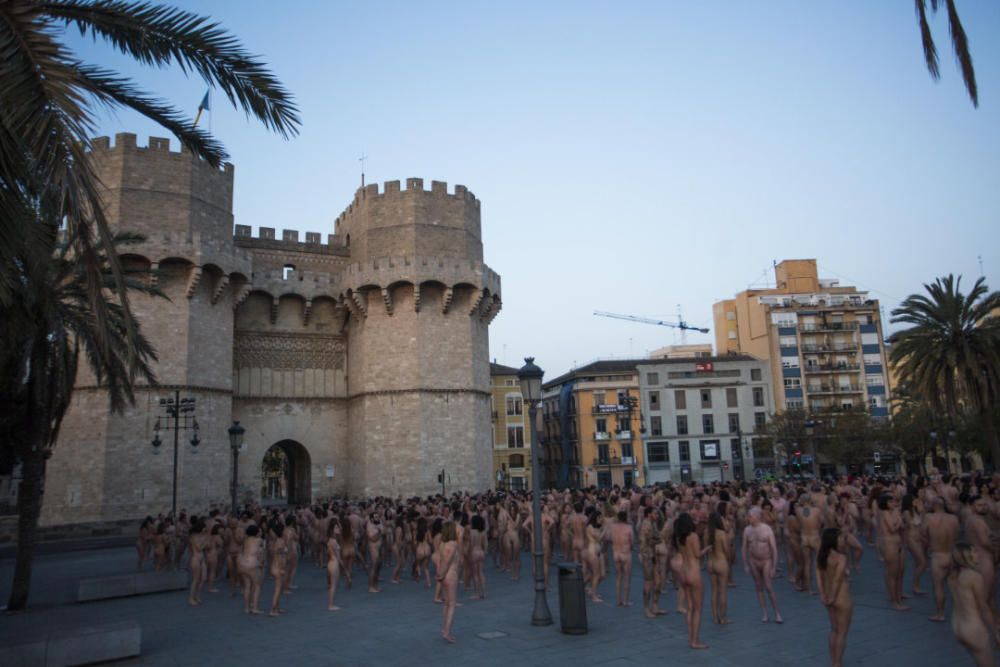 Spencer Tunick desnuda a 2.000 personas en València frente a las Torres de Serranos