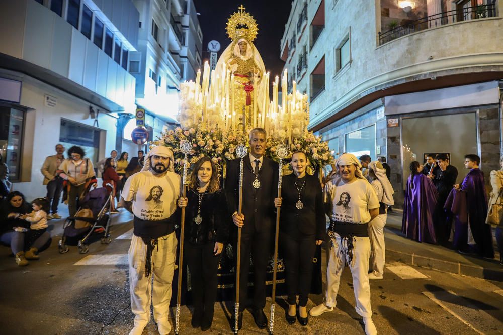 La imagen de María Santísima de la Victoria procesiona por primera vez en Torrevieja portada por 21 costaleros y costaleras