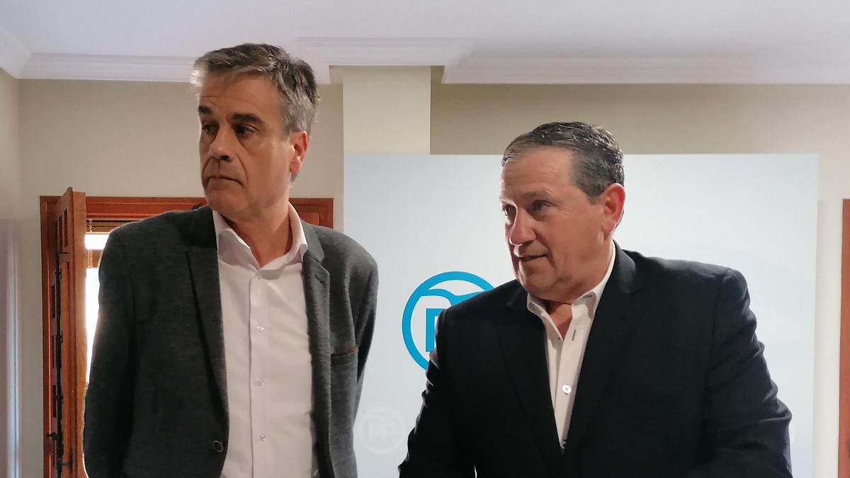 Rafael González (izquierda) y Javier Fagúndez, en la sede del PP de Toro