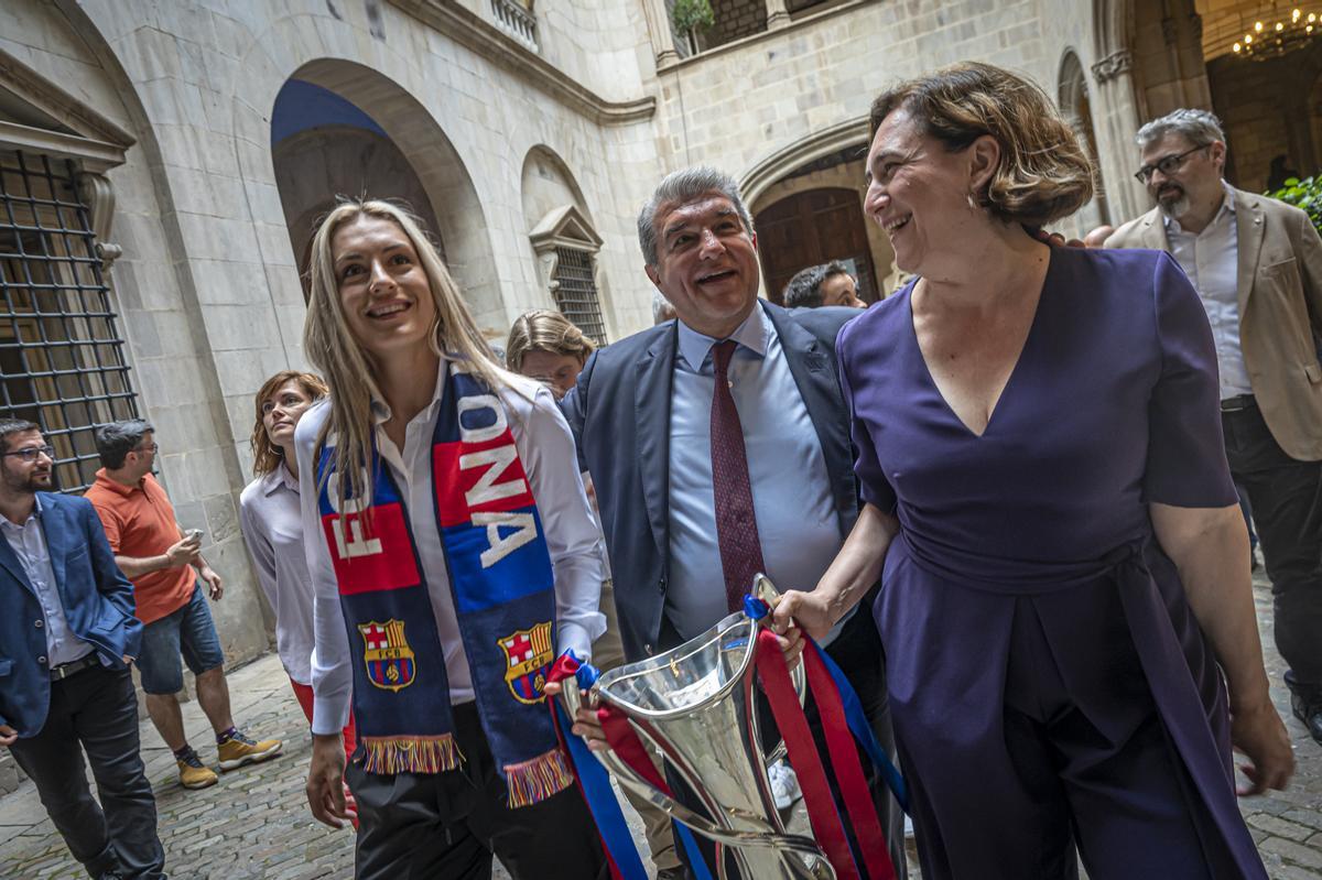 El Barça femenino celebra su Champions en la plaça Sant Jaume