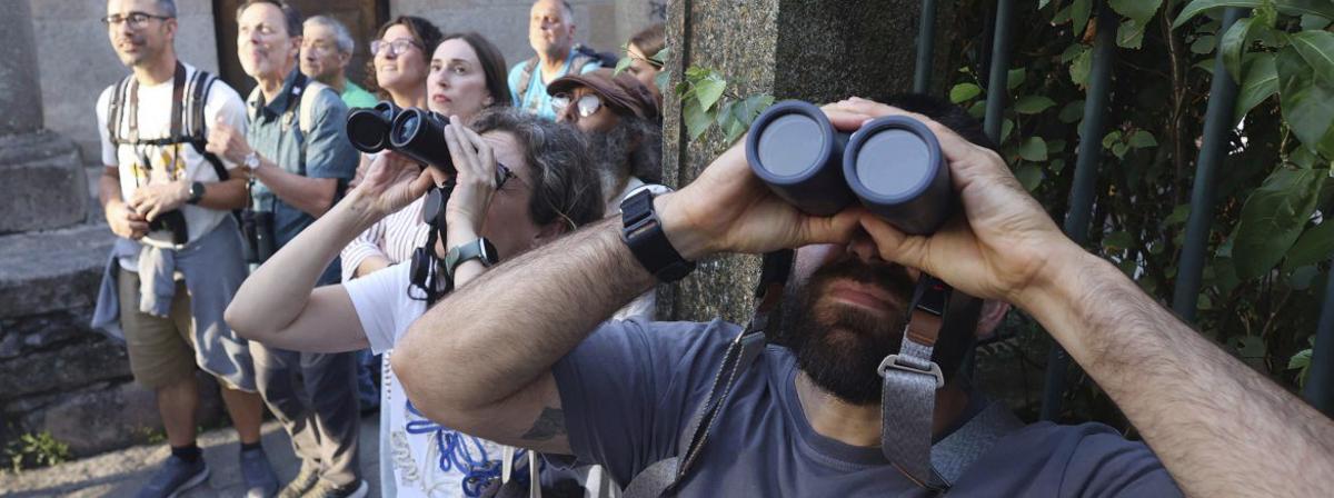 En la salida se utilizaron prismáticos de la asociación y de los propios particulares. | GUSTAVO SANTOS