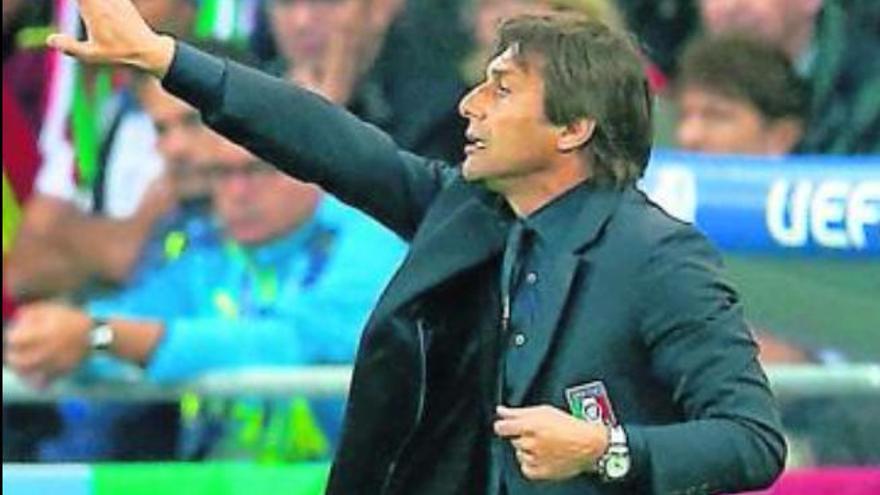 El técnico Antonio Conte da instrucciones en el partido ante Bélgica.