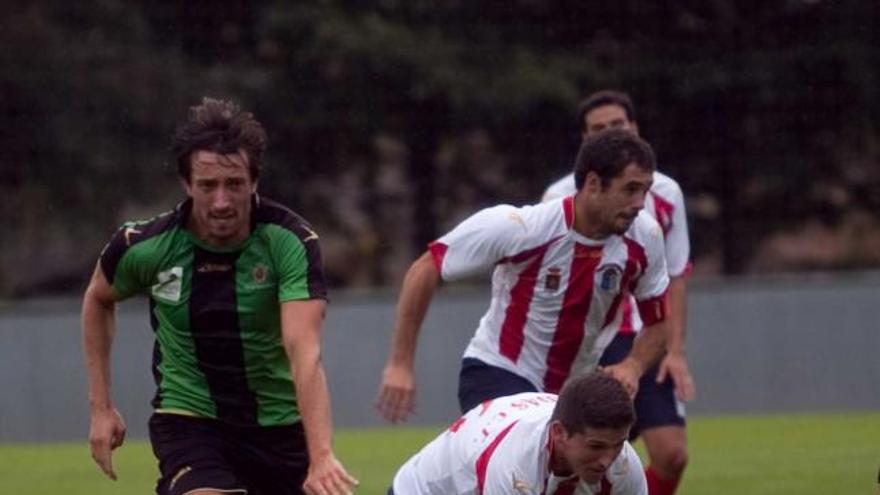 Una acción del partido entre el Uni y el Candás.