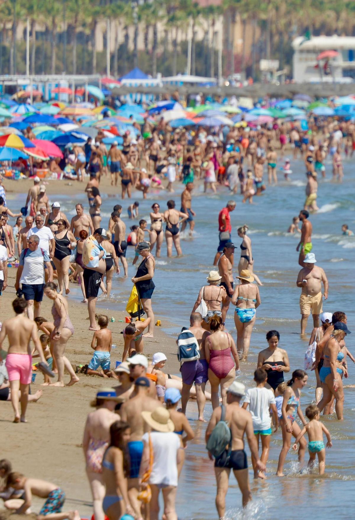 Las playas de València se llenan ante la llegada inminente de una nueva ola de calor