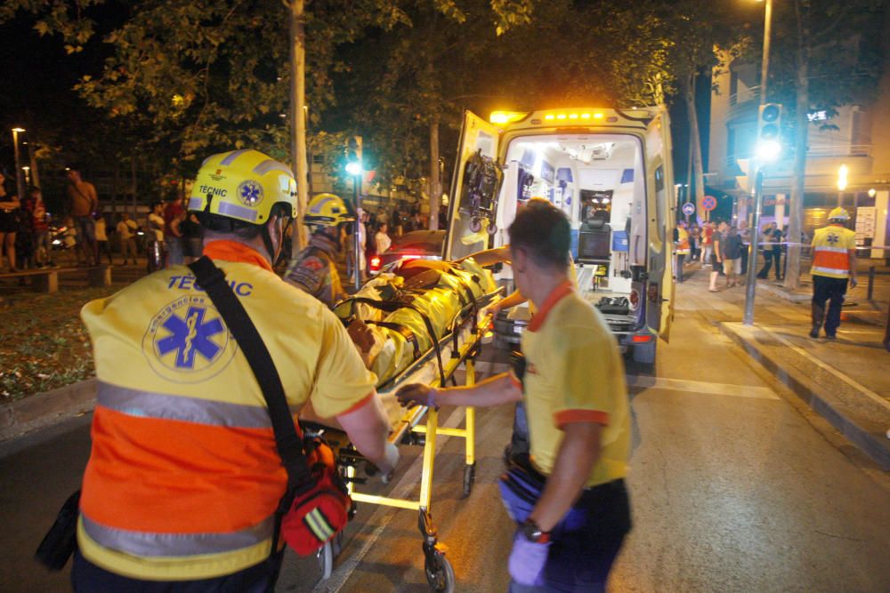 Un cotxe perd el control i atropella nou persones d'una terrassa de Girona