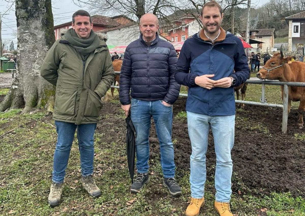 Por la izquierda, José Ángel Toyos (alcalde de Colunga), José Antonio Roque (alcalde de Peñamellera Alta) y Adrián Pumares, ayer, en la feria de Corao.