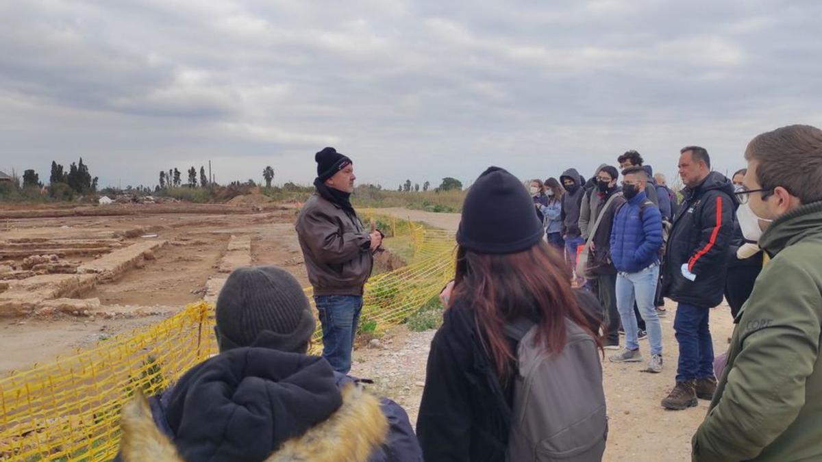 Un instante de la conferencia realizada junto a los restos de Sant Gregori.  | ISABEL CALPE