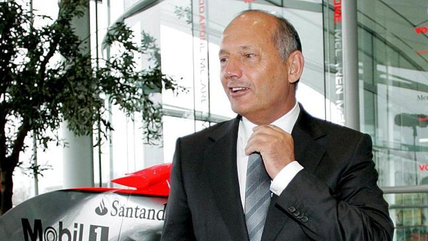Ron Dennis, patrón de la escuderia McLaren-Mercedes, posa para los medios delante del nuevo coche MP4-24, en el centro tecnológico McLaren de Woking, Reino Unido, hoy 16 de enero de 2009.