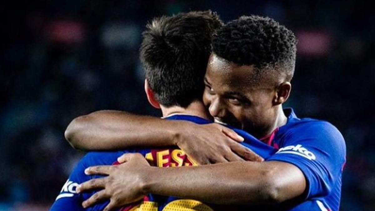 Ansu y Messi, celebrando un gol