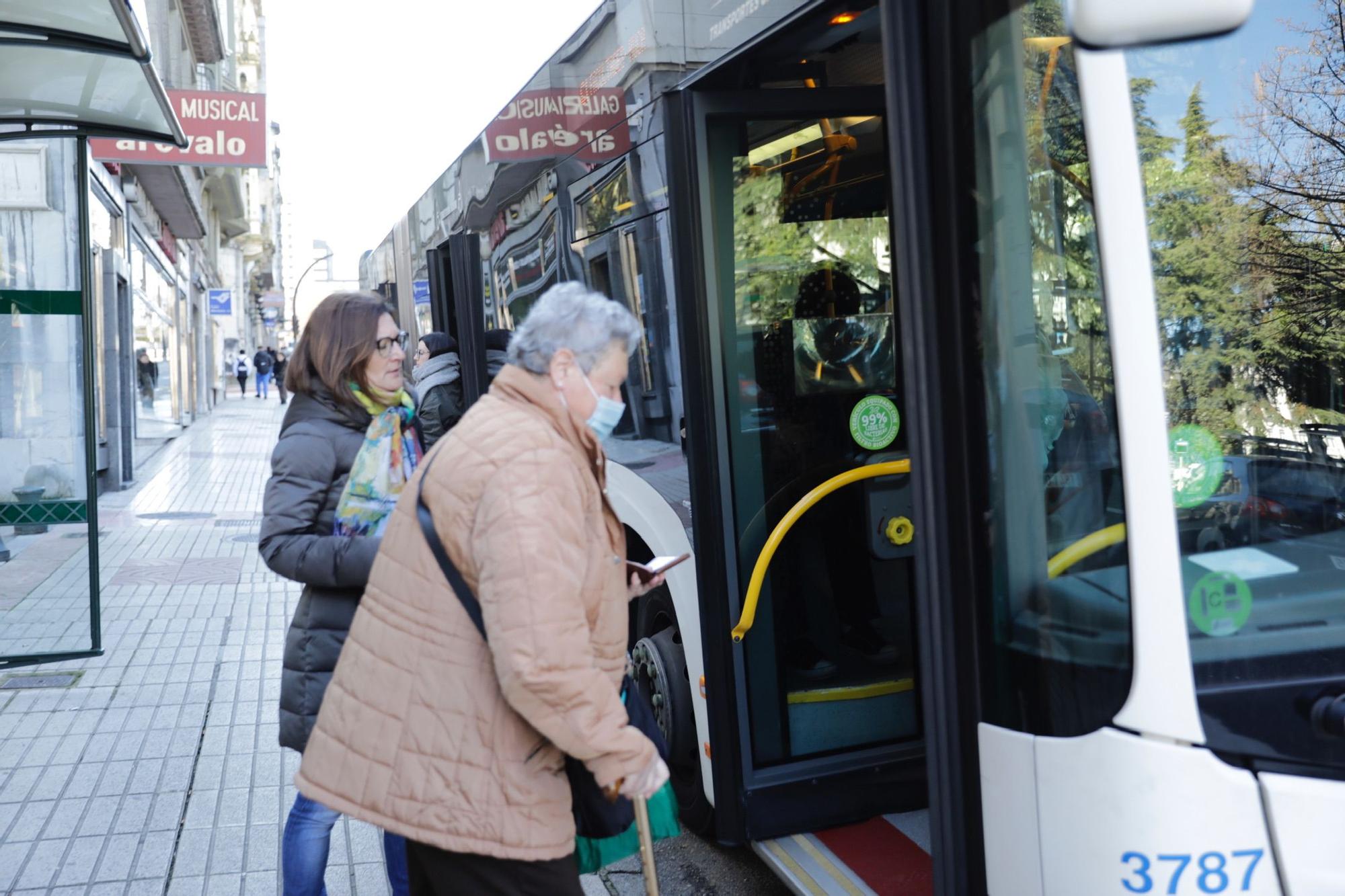 En imágenes: Primer día sin mascarilla en el transporte en Asturias