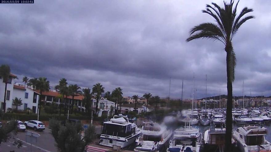 Dunkle Wolken am Donnerstagvormittag (20.10.) über Port d&#039;Alcúdia.