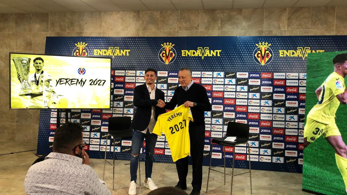 Fernando Roig y Yeremy Pino en el acto de presentación de la renovación del delantero del Villarreal Cf.