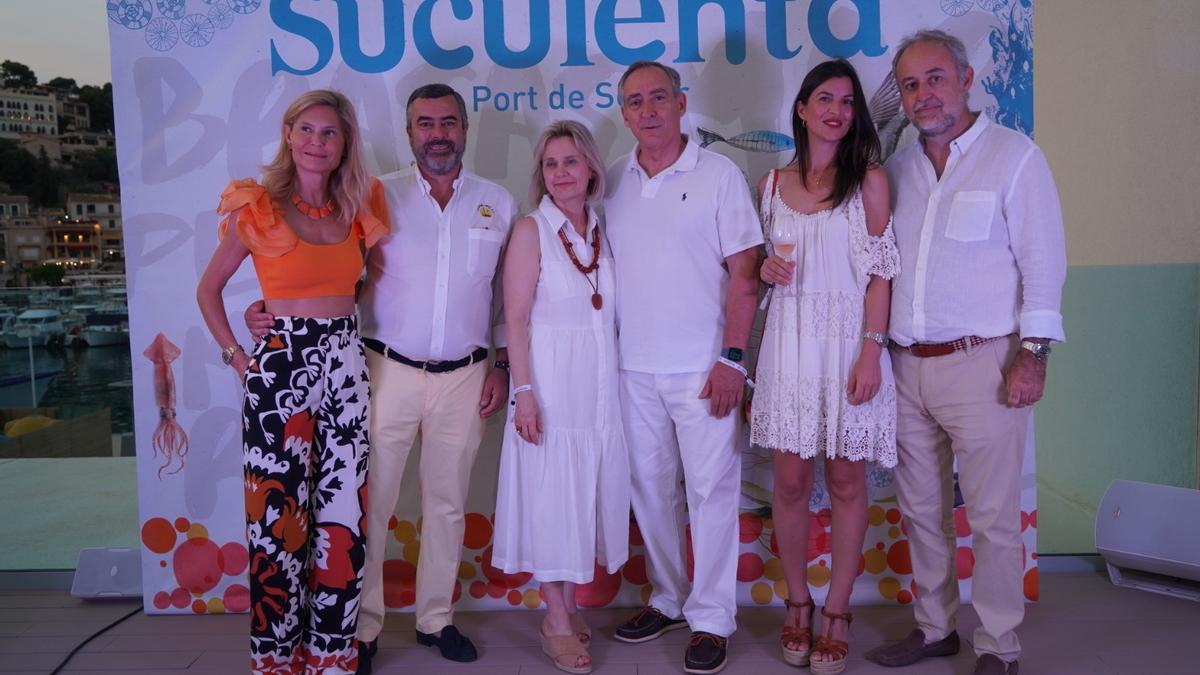Los propietarios de Suculenta Port de Sóller junto al alcalde de Sóller, Carlos Simarro.