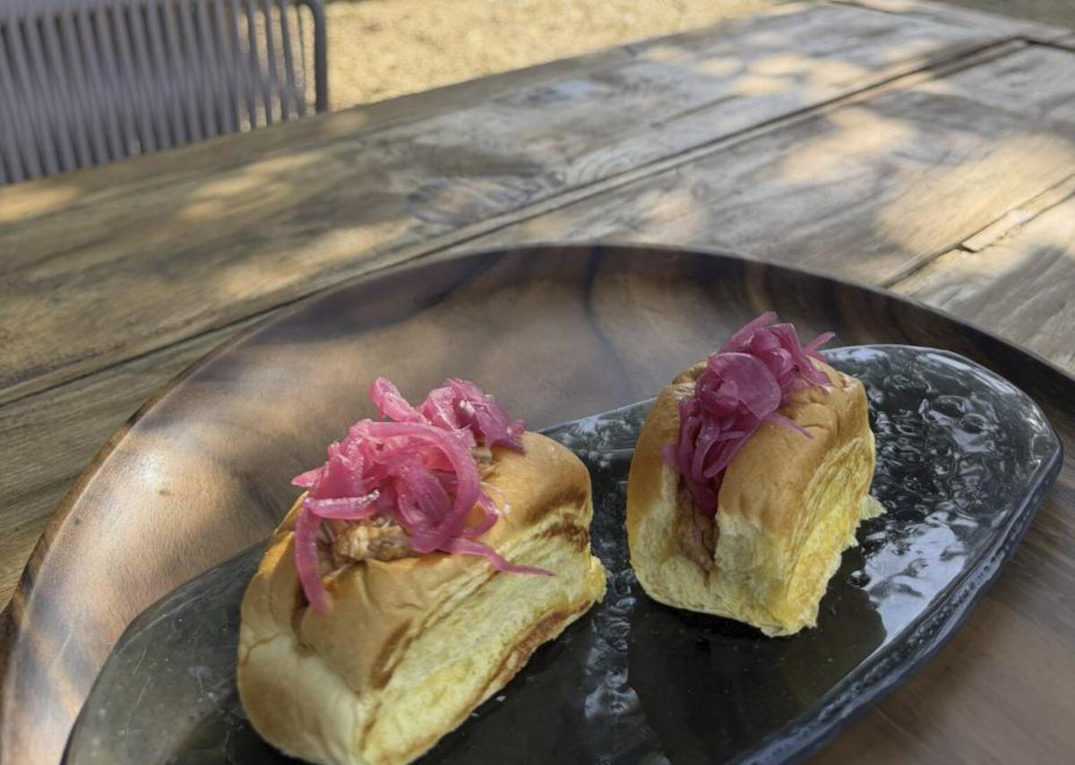 ‘Brioche’ de ‘pulled pork’ ibicenco servido con encurtidos caseros.
