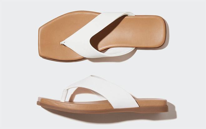 Sandalias blancas de Uniqlo.