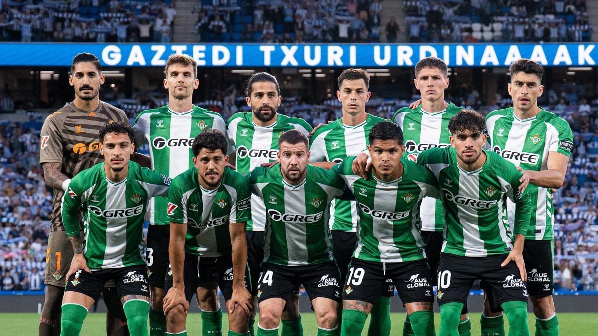 Los jugadores del Betis posan en el Reale Arena en la previa del duelo de Liga contra la Real Sociedad