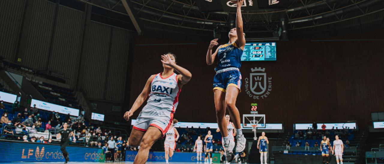 Gorecki se dispone a dejar una bandeja durante el partido Clarinos Tenerife-Baxi Ferrol.