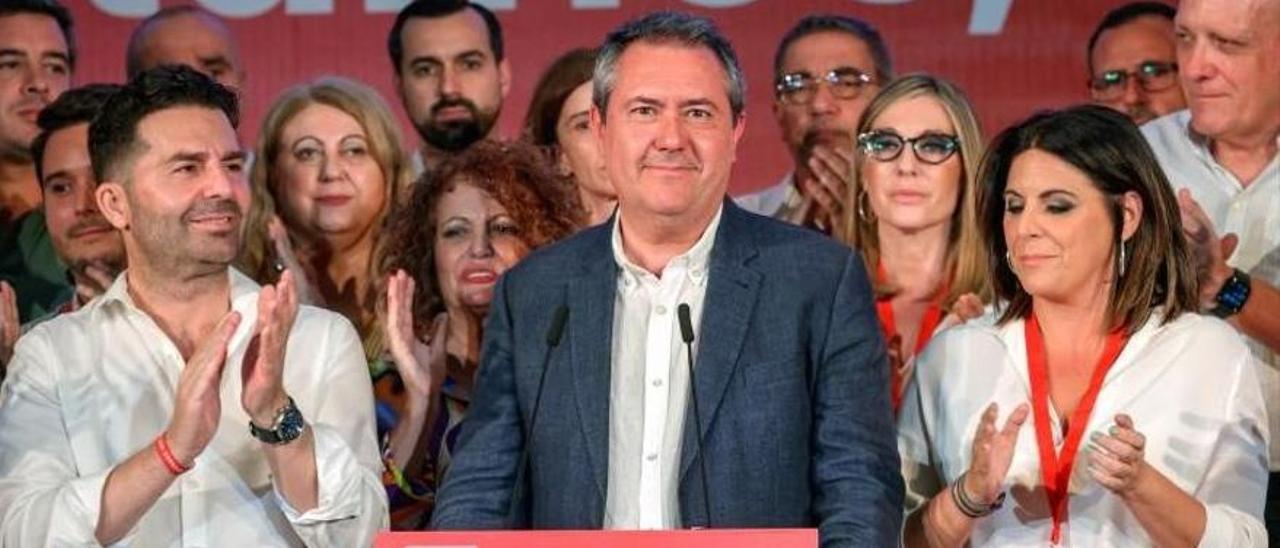 El candidato del PSOE a la Junta y líder del partido en Andalucía, Juan Espadas, durante su comparecencia en un hotel de Sevilla en la noche electoral de este 19 de junio de 2022, flanqueado por sus números dos y tres, Ángeles Férriz y Noel López.