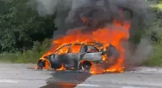 Un vehículo acaba envuelto en llamas y calcinado cuando circulaba por la Carretera de Camposancos