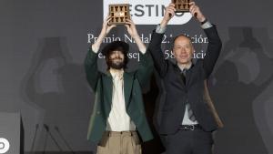 El escritor David Uclés gana el 82º Premio Nadal con La ciudad de las luces muertas