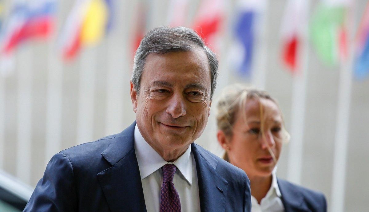 JW01. LUXEMBURGO (LUXEMBURGO), 13/06/2019.- El presidente del Banco Central Europeo (BCE), Mario Draghi (i), a su llegada a la reunión de ministros de Economía y Finanzas de la eurozona, este jueves en Luxemburgo (Luxemburgo). El Eurogrupo intenta alcanzar un acuerdo sobre el futuro presupuesto para el área de la moneda única. EFE/ Julien Warnand