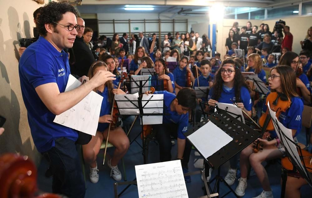 Gustavo Dudamel, con 200 niños músicos de A Coruña