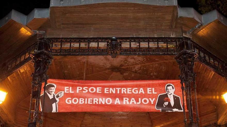 Javier Fernández comparte cartel con Mariano Rajoy en el quiosco de la música de La Felguera.