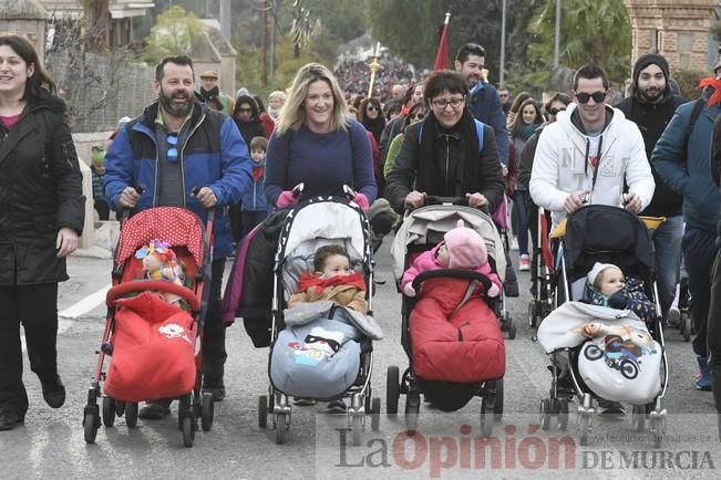 Los romeros acompañan a la Santa pese al frío.