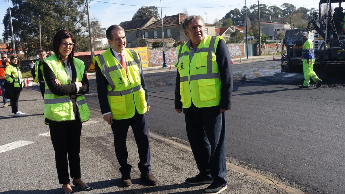 Caballero, Pardo y Caride supervisan los trabajos de asfaltado de la avenida de Europa.