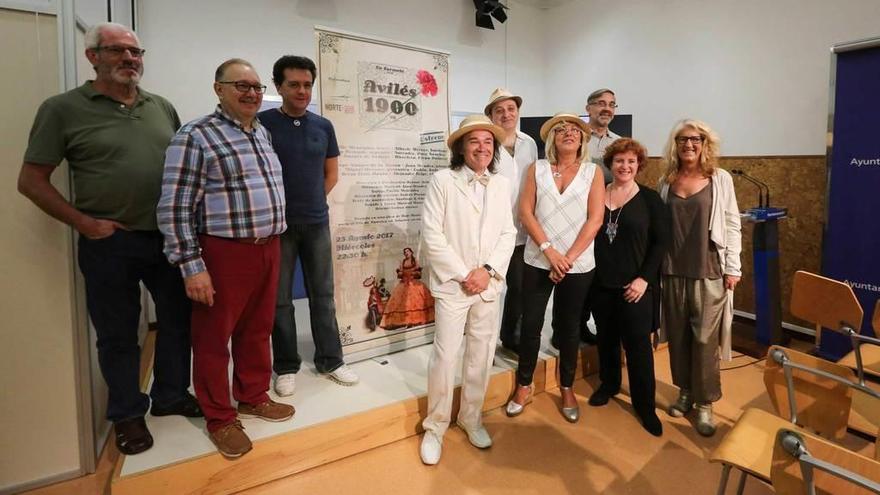 Por la izquierda, Alberto Marcos, Emilio Menéndez, Juan Méndez, Béznar Arias, Andrea Parissi, Ana Hevia, Santiago García-Castañón, Ana Peinado y Elena Baigorri, ayer, en la presentación del musical &quot;Avilés, 1900&quot;.