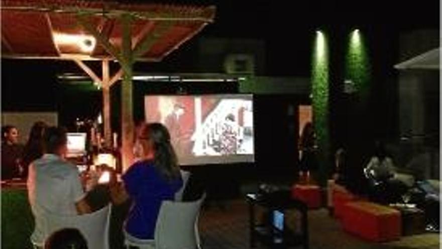 Projecció de cinema clàssic a la terrassa de l&#039;hotel URH Girona.