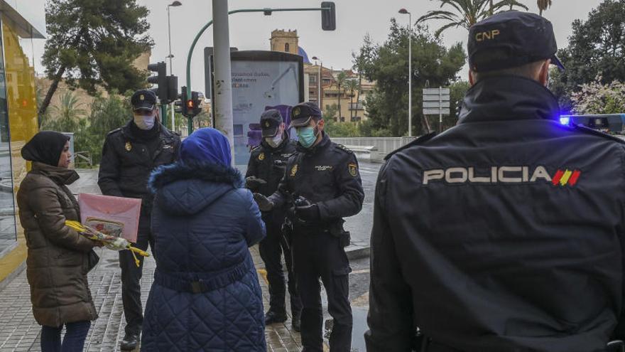 Agentes de la Policía Nacional, en uno de los controles para garantizar el confinamiento