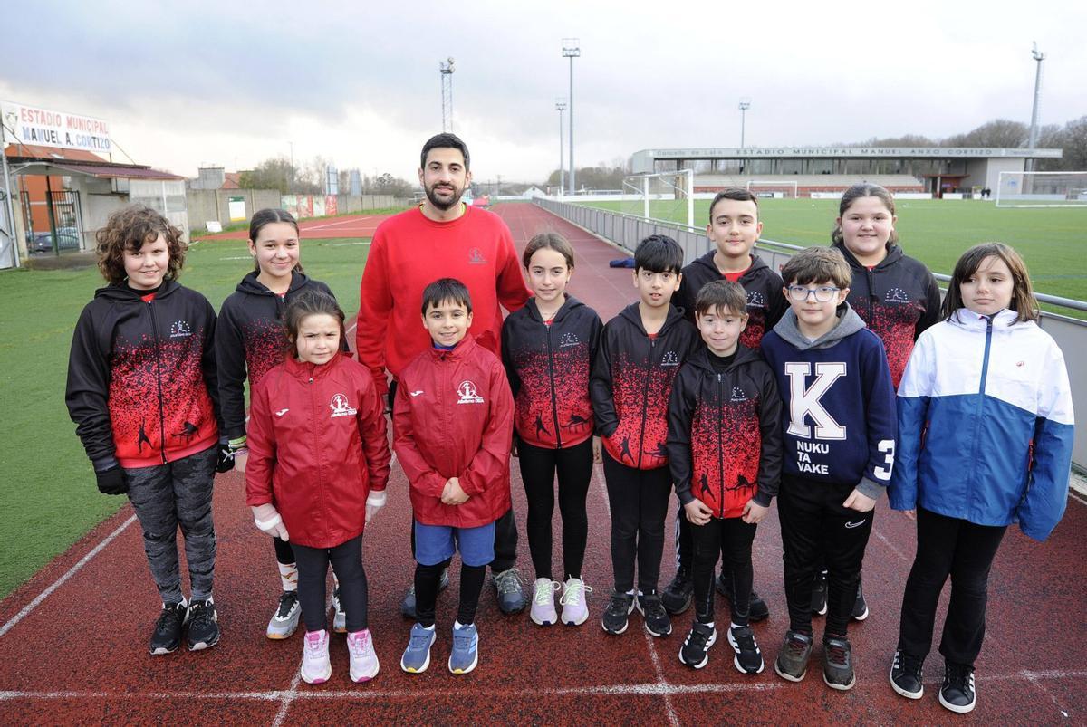 Nacho Castro, junto a jóvenes del club, es el nuevo coordinador de tecnificación de la federación gallega. | BERABÉ/JAVIER LALÍN