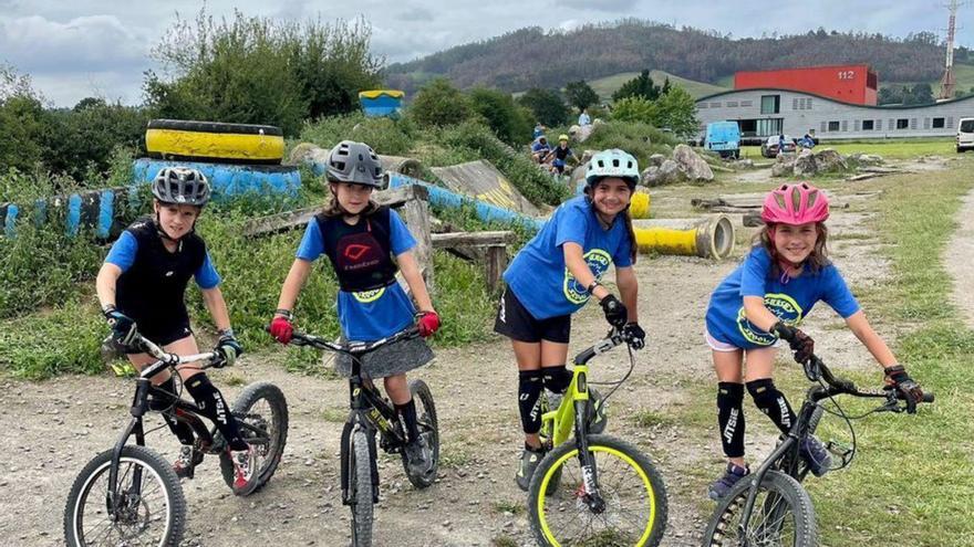 Equilibrios sobre dos ruedas: así es el club de trail de Llanera